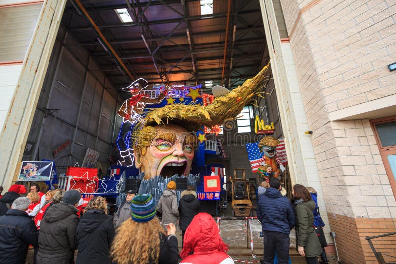 Масленица с карикатурой Дональд Трамп на иносказательной тележке в Viare стоковые изображения Масленица с карикатурой Дональд Трамп на иносказательной тележке в Viare стоковые изображения