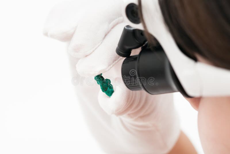 Мастер в голов-установленном объективе проверяет dioptase стоковые фотографии rf Мастер в голов-установленном объективе проверяет dioptase стоковые фотографии rf