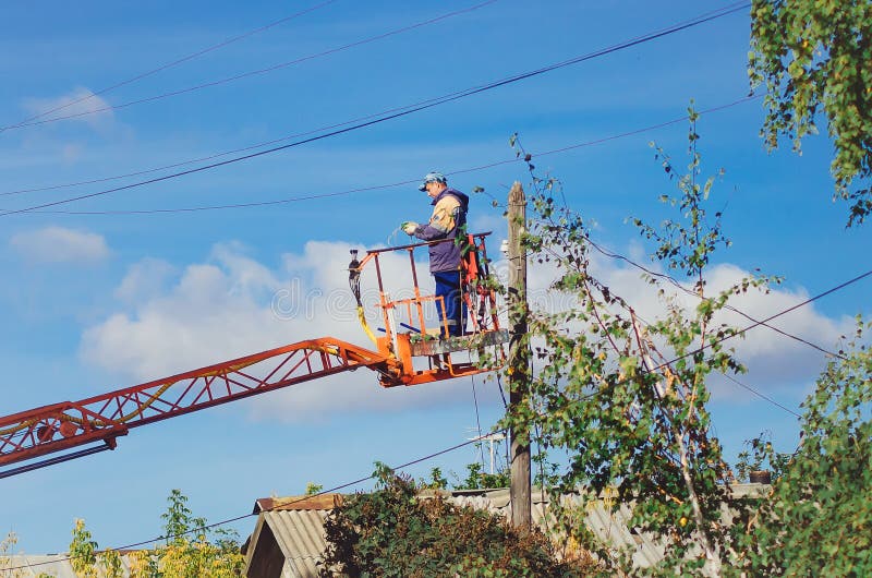 Мастерский электрик на работе на улице на высоте Редакционное Стоковое ...