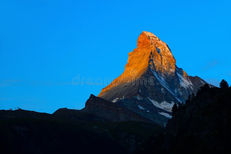 Маттерхорн в раннем утре с alpenglow и голубым небом в summe стоковая фотография rf Маттерхорн в раннем утре с alpenglow и голубым небом в summe стоковая фотография rf