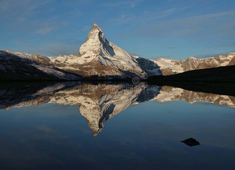 Маттерхорн отражая в озере Stellisee стоковые фото Маттерхорн отражая в озере Stellisee стоковые фото