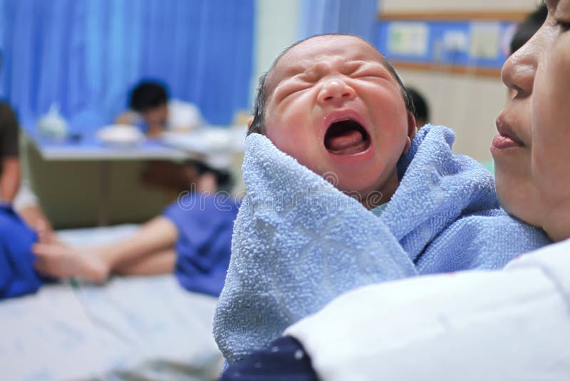 Мать держа newborn крошечный плакать младенца стоковые фотографии rf