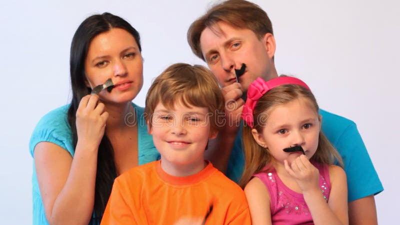 мать-мать, дочь и сын с ложью видеоматериал