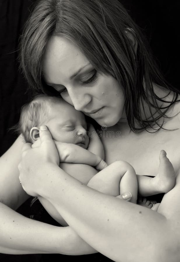 Мать держа ее newborn ребёнок Мать держа ее newborn ребёнок