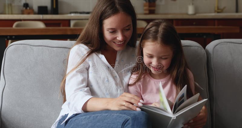мать и дошкольная дочь проводят беззаботный отдых, читая сказочные книги
