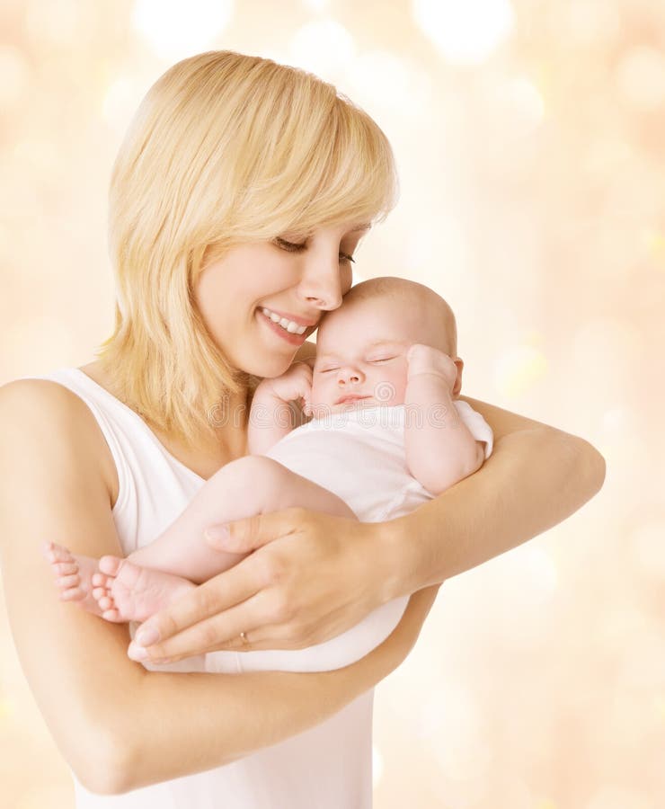 Мать и спать младенец, ребенк счастливым владением мамы Newborn на руках стоковые фото Мать и спать младенец, ребенк счастливым владением мамы Newborn на руках стоковые фото