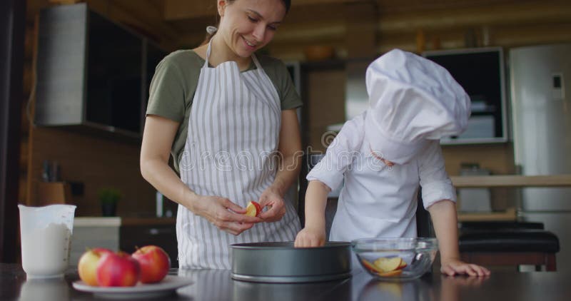 Мать и сын готовят пирог на кухне. маленький повар видеоматериал