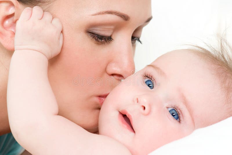 мать младенца милая счастливая newborn стоковая фотография rf мать младенца милая счастливая newborn стоковая фотография rf