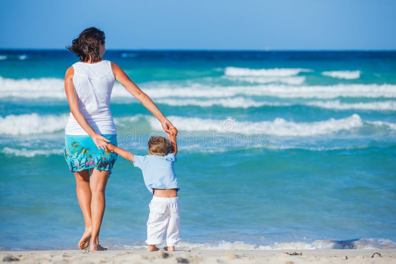 Мама с сыном на пляже - 84 фото