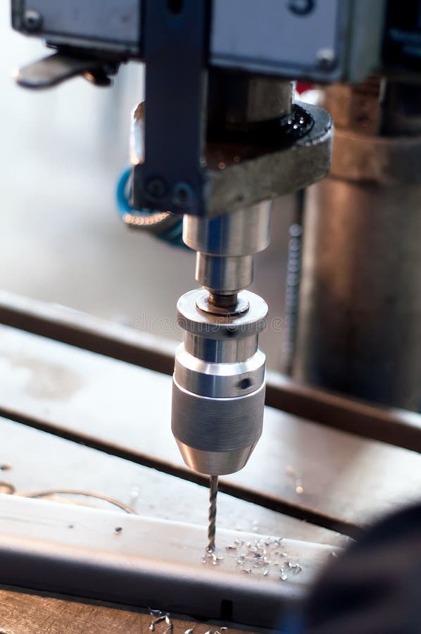 Машина CNC промышленная делая симметричные отверстия стоковое изображение rf