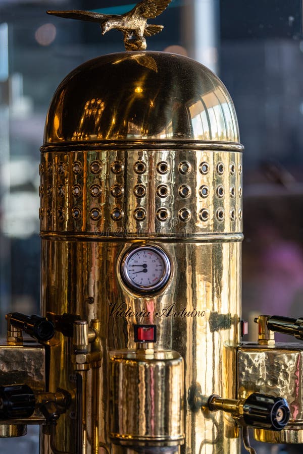 Машина эспрессо кофе Виктория Arduino Caffè Италии на дисплее в кафе стоковые изображения rf Машина эспрессо кофе Виктория Arduino Caffè Италии на дисплее в кафе стоковые изображения rf