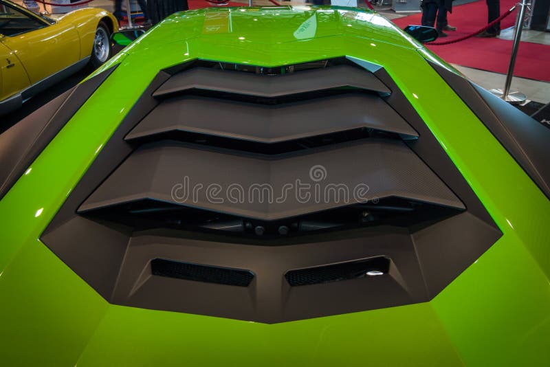 Машинный отсек средний-engined автомобиля спорт Lamborghini Aventador LP 750-4 SuperVeloce, 2016 стоковые фото Машинный отсек средний-engined автомобиля спорт Lamborghini Aventador LP 750-4 SuperVeloce, 2016 стоковые фото