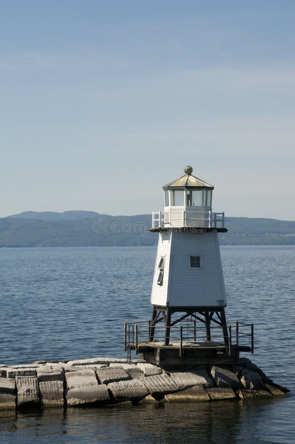 Маяк волнореза Burlington Вермонта северный на озере Champlain стоковое изображение Маяк волнореза Burlington Вермонта северный на озере Champlain стоковое изображение