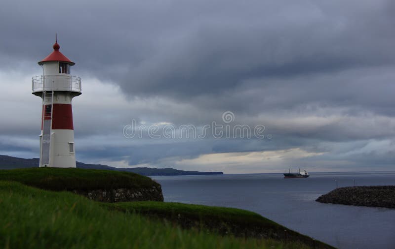 Маяк и корабль Torshavn на Фарерских островах стоковое фото Маяк и корабль Torshavn на Фарерских островах стоковое фото