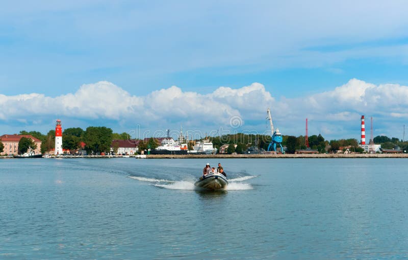 Маяк и порт города, обозревая город от моря стоковая фотография Маяк и порт города, обозревая город от моря стоковая фотография