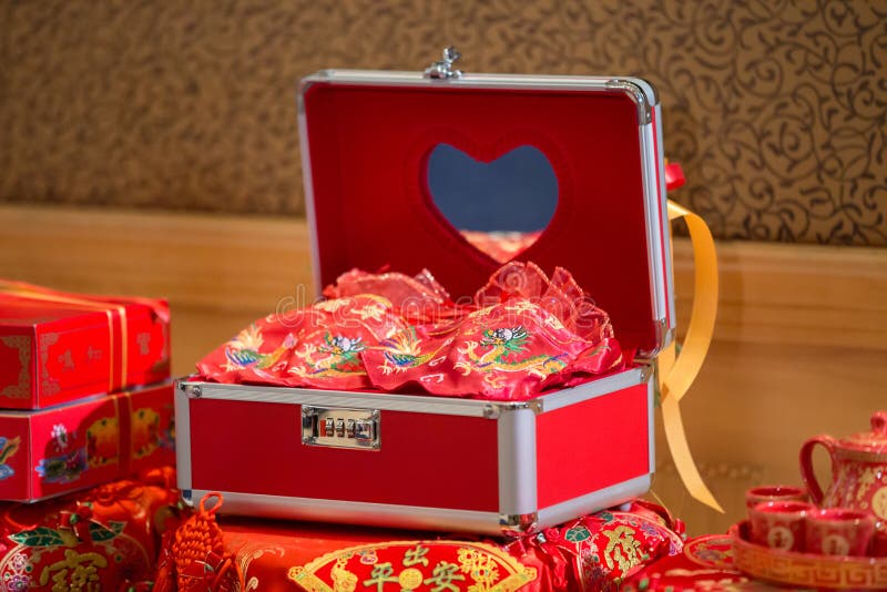Мебель китайского стиля безопасная для wedding Роскошная красная коробка ручки на деревянной таблице стоковое фото rf Мебель китайского стиля безопасная для wedding Роскошная красная коробка ручки на деревянной таблице стоковое фото rf