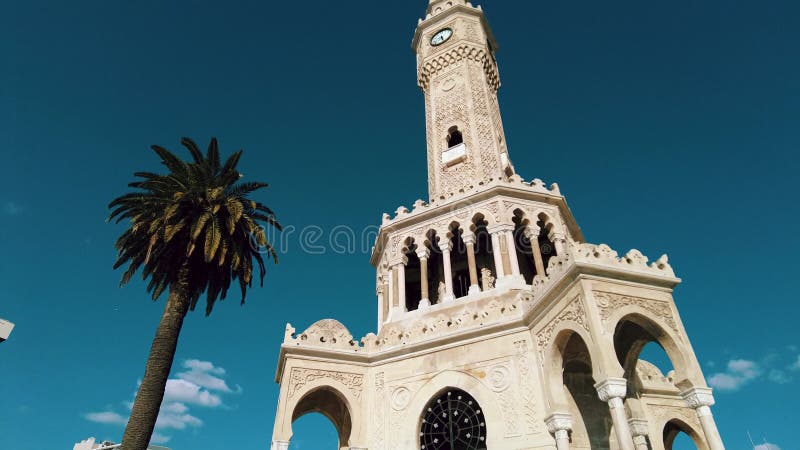 медленный снимок башни часов в Змыре на площади Конак