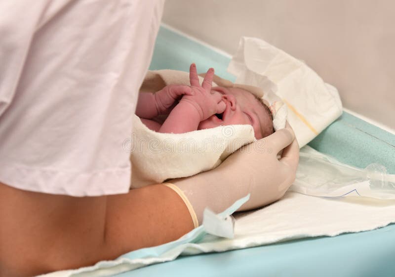 Медсестра заботя для newborn после родов стоковая фотография Медсестра заботя для newborn после родов стоковая фотография