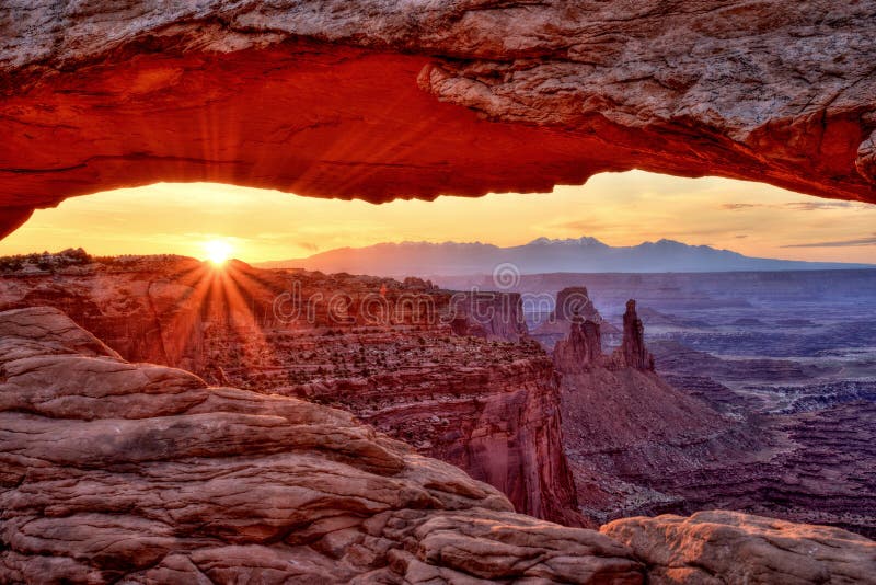 Меза сгабривает на восходе солнца, национальном парке Canyonlands, Юте стоковая фотография Меза сгабривает на восходе солнца, национальном парке Canyonlands, Юте стоковая фотография