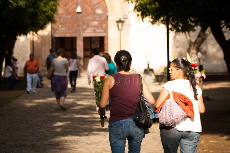 Мексиканские женщины идя к церков на Tepoztlan, Мексике