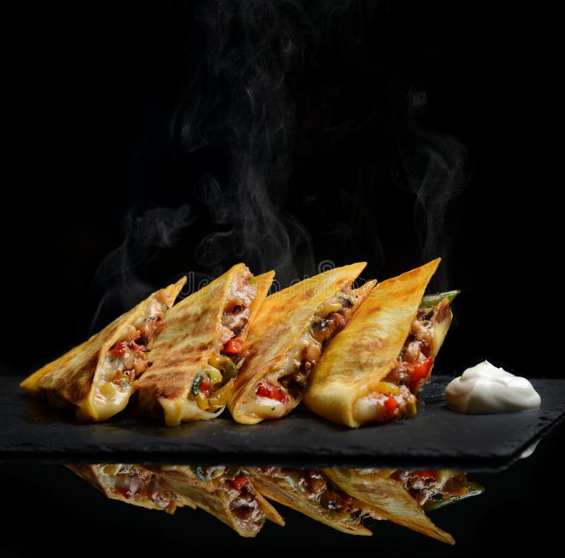 Мексиканский обруч Quesadilla с сметаной сладостного перца цыпленка и сальса горячая с паром курят стоковые изображения
