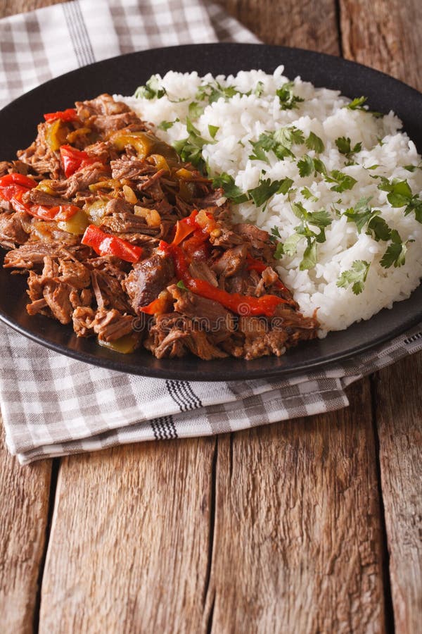 Мексиканское vieja ropa еды: тушёное мясо говядины в томатном соусе с овощами стоковые фото Мексиканское vieja ropa еды: тушёное мясо говядины в томатном соусе с овощами стоковые фото