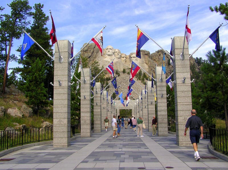 Мемориал Mount Rushmore и бульвар флагов стоковое фото rf Мемориал Mount Rushmore и бульвар флагов стоковое фото rf