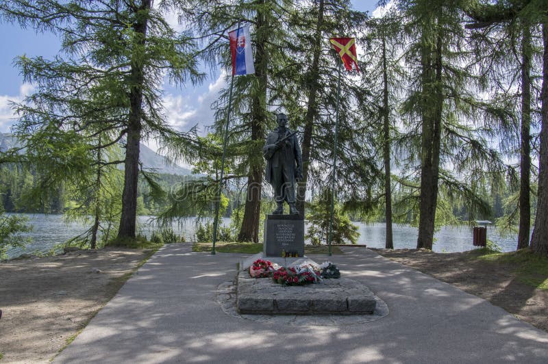 Мемориал SNP, Strbske Pleso/Словакия - 9-ое июля 2017: Скульптура в памяти о солдатах установила следующее Strbske Pleso в высоко стоковые изображения rf Мемориал SNP, Strbske Pleso/Словакия - 9-ое июля 2017: Скульптура в памяти о солдатах установила следующее Strbske Pleso в высоко стоковые изображения rf