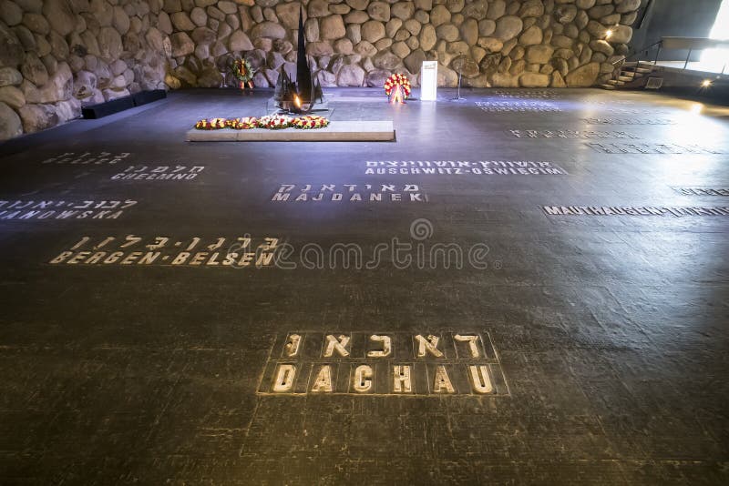 Мемориал Yad Vashem холокоста с именами концентрационных лагерей написанных на поле Hall памяти Иерусалим, стоковая фотография rf Мемориал Yad Vashem холокоста с именами концентрационных лагерей написанных на поле Hall памяти Иерусалим, стоковая фотография rf