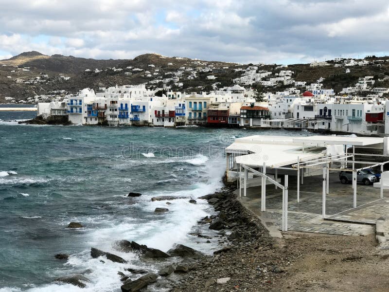 Меньшая Венеция, в Mykonos, увиденном от мельниц стоковое изображение rf Меньшая Венеция, в Mykonos, увиденном от мельниц стоковое изображение rf