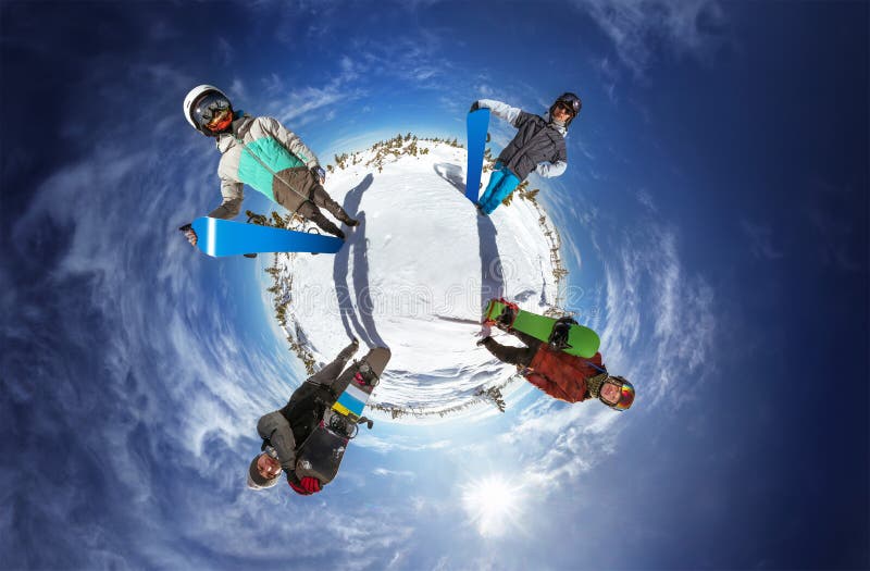 Меньшая планета с snowboarders на фоне голубого неба стоковое фото rf