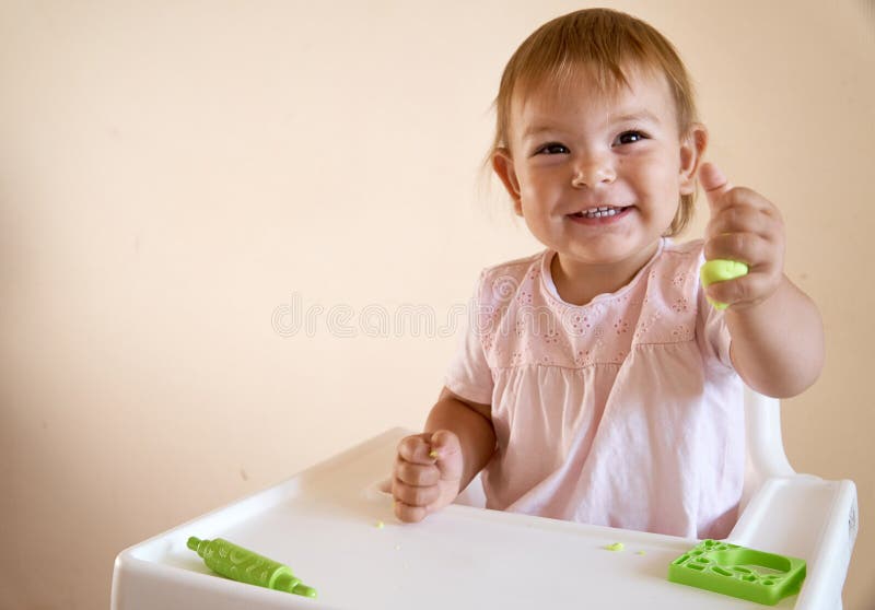 Меньший ребенок принимался за playdough моделируя на таблице, космосе экземпляра lifestyle стоковые изображения rf Меньший ребенок принимался за playdough моделируя на таблице, космосе экземпляра lifestyle стоковые изображения rf