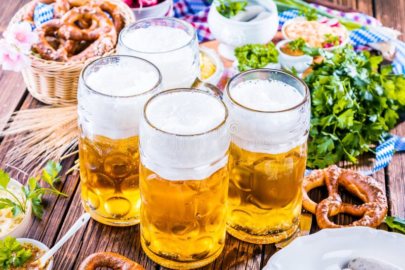 Меню еды Oktoberfest, баварские сосиски с кренделями, картофельным пюре, sauerkraut, пивом стоковое фото Меню еды Oktoberfest, баварские сосиски с кренделями, картофельным пюре, sauerkraut, пивом стоковое фото