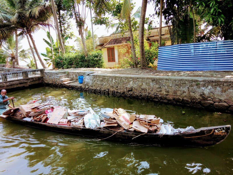 Местная жизнь alleppey Кералы Индии в деревянной лодке, покупая мусор