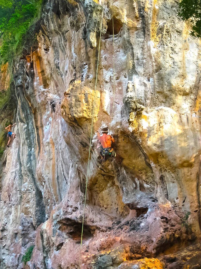 Местные люди взбираясь на скале на острове Krabi Таиланде Railay стоковая фотография Местные люди взбираясь на скале на острове Krabi Таиланде Railay стоковая фотография