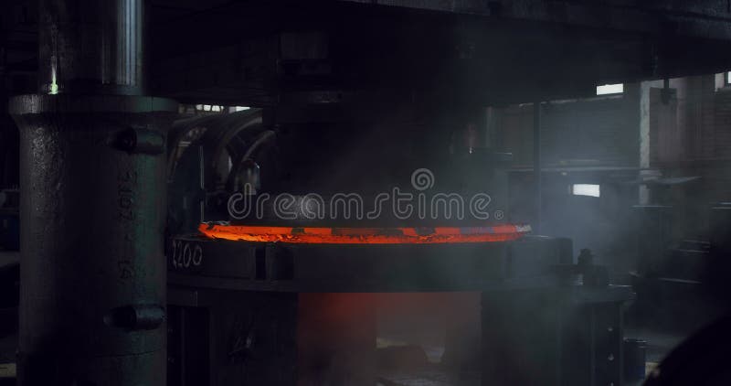 металлургическое оборудование в цехе на заводе.
