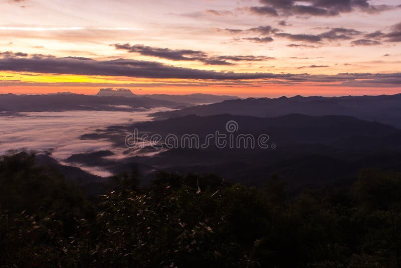 Метеорит с морем тумана с Doi Luang Chiang Dao, запрудой Doi формы взгляда стоковые изображения