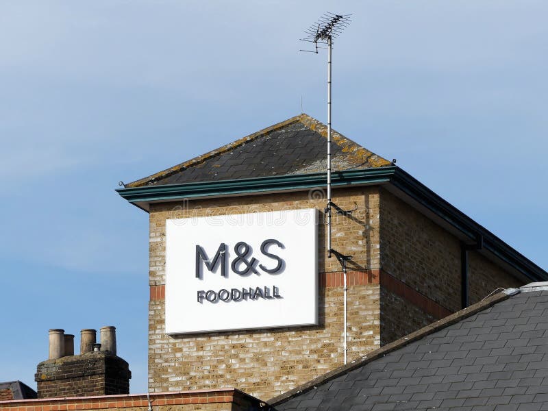 Метки и знаки Foodhall Спенсера на башне магазина в главной улице, Rickmansworth стоковые изображения Метки и знаки Foodhall Спенсера на башне магазина в главной улице, Rickmansworth стоковые изображения