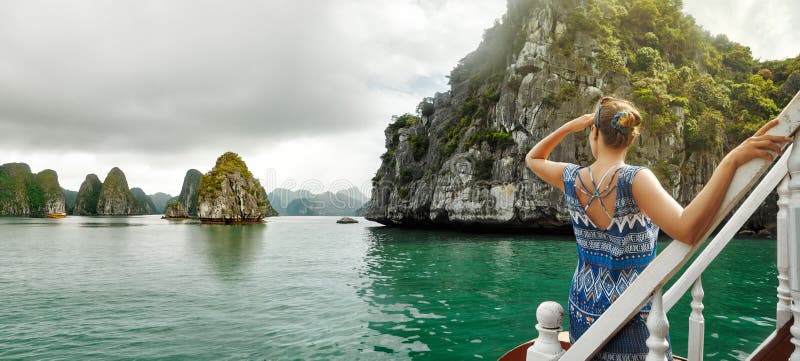 Милая женщина в платье путешествует шлюпкой в заливе Halong viet стоковые фото Милая женщина в платье путешествует шлюпкой в заливе Halong viet стоковые фото