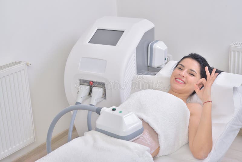 Милая молодая женщина получая обработку cryolipolyse в professiona стоковые изображения rf Милая молодая женщина получая обработку cryolipolyse в professiona стоковые изображения rf