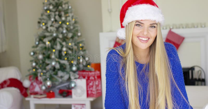 Милая молодая женщина с шляпой Санта Клауса