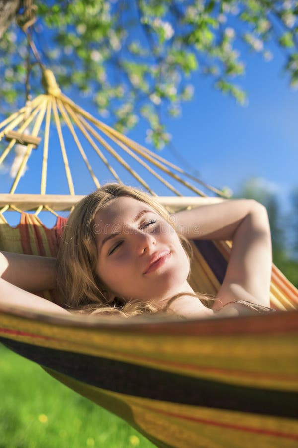 Милая расслабляющая кавказская дама Resting в торошении и мечтать стоковая фотография