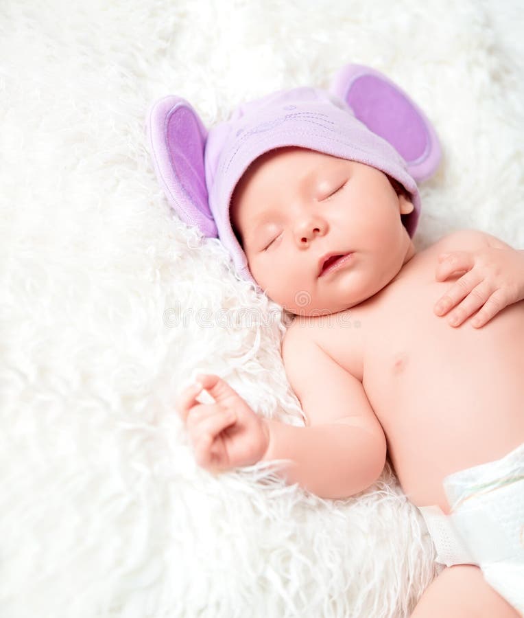 Милый newborn младенец спит в шляпе с ушами стоковые фотографии rf