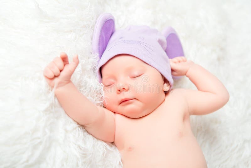 Милый newborn младенец спит в шляпе с ушами стоковые изображения rf