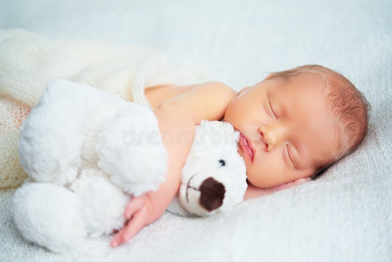 Милый newborn младенец спит с плюшевым медвежонком игрушки стоковое изображение rf