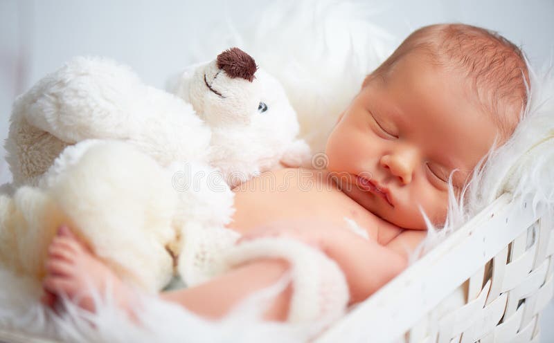 Милый newborn младенец спит с плюшевым медвежонком игрушки стоковое фото