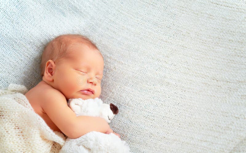 Милый newborn младенец спит с плюшевым медвежонком игрушки стоковое изображение rf