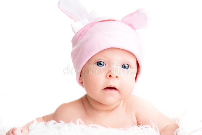 Милый newborn ребёнок в розовой шляпе с ушами стоковые изображения rf
