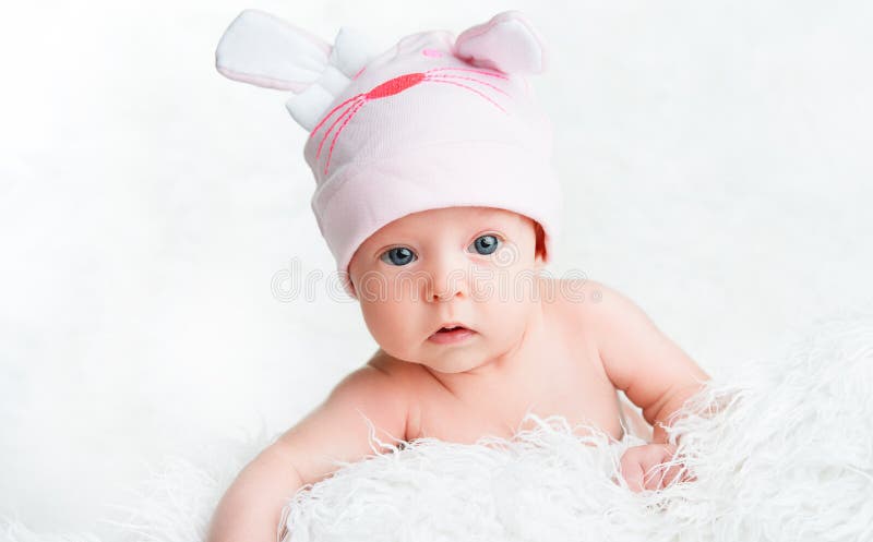 Милый newborn ребёнок в розовой шляпе с ушами стоковые фотографии rf