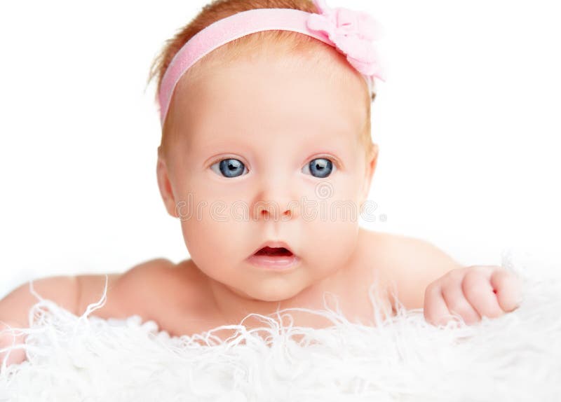 Милый newborn ребёнок с розовой лентой цветка стоковые изображения rf